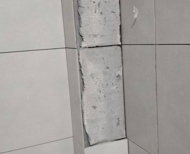 兴业瓷砖空鼓维修公司分享下瓷砖施工前基层浇水润湿程度不足，可能导致以下问题
